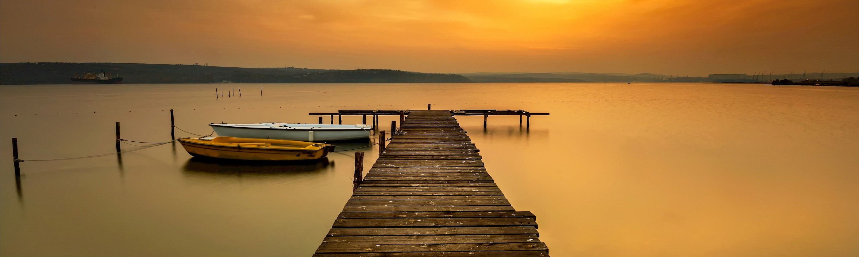 Steg auf See bei Sonnenuntergang